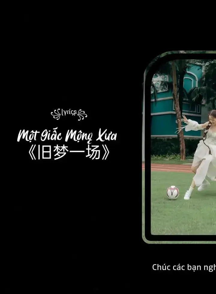 总有几段旧爱昙花一刹芬芳 zǒng yǒu jǐ duàn jiù ài tánhuā yī shā fēnfāng Hương thơm hoa quỳnh ngắt đoạn chuyện xưa 换几人划过梦的中央 huàn jǐ rén huáguò mèng de zhōngyāng Đổi một thoáng người xuất hiện trong mộng 每次挥手间总留一抹惆怅 měi cì huīshǒu jiàn zǒng liú yī mǒ chóuchàng Mỗi lần phất tay, phiền muộn lại đọng thêm một ít 拼凑填满半生浮想 pīncòu tián mǎn bànshēng fúxiǎng Lấp đầy suy tư nửa đời người 不屑谁说情过缘尽有多荒凉 bùxiè shuí shuōqíng guò yuán jìn yǒu duō huāngliáng Khinh kẻ nào nói hết duyên cạn nợ trống trải lắm sao 忘乎所以间爱的痴狂 wànghūsuǒyǐ jiàn ài de chīkuáng Quên hết thảy ái hận tình si 一别两宽细数曾几过往 yī bié liǎng kuān xì shǔ céng jǐ guòwǎng Đường ai nấy đi, đếm kĩ mỗi bước đã qua 梦中你还如当初模样 mèng zhōng nǐ hái rú dāngchū múyàng Trong mộng chàng vẫn là chàng lúc xưa 早知惊鸿一场 zǎo zhī jīng hóng yī chǎng Sớm biết chỉ là một thoáng kinh hồng 何必情深一往 hébì qíng shēn yī wǎng Hà tất tình thâm một phía 昨日人去楼空泪微凉 zuórì rén qù lóu kōng lèi wēi liàng Người đi, nhà trống, nước mắt lạnh 道不尽缘本无常 dào bùjìn yuán běn wǔcháng Nói mãi nhân duyên vô thường 情如风过水淌 qíng rú fēng guò shuǐ tǎng Tình như gió thoảng mấy bay 红尘难逃几次人瘦花黄 hóngchén nán táo jǐ cì rén shòu huāhuáng Hồng trần khó tránh vài lần ốm o gầy gò 不屑谁说情过缘尽有多荒凉 bùxiè shuí shuōqíng guò yuán jìn yǒu duō huāngliáng Khinh kẻ nào nói hết duyên cạn nợ trống trải lắm sao #nhactrungquoc #chinese #旧梦一场 #musictiktok567 #fyp #lyrics_songs #lyricsvideo #nhachaymoingay #xuhuongtiktok #ctxhtiktok #thichnhactrung #thichnghenhac #nhacnaychillphet #nhachay 