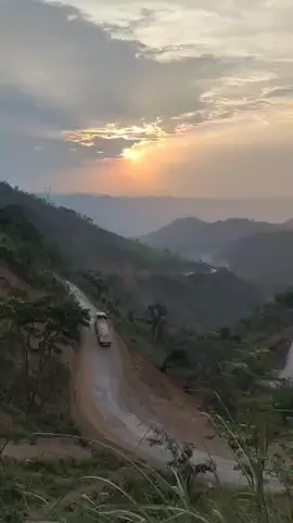 #ခေါင်းနွဲ့တောင် # အခုကစပြီးကားတန်းနေရပြီ ဟိုပိတ်ဒီပိတ်နဲ့မိုးကရွာနဲ့#ရှမ်းအရှေ့ပိုင်းသို့ #မိုးဖွဲ့ဖွဲ့လေးနဲ့ဘယ်ဆီကိုလွမ်းလို့လွမ်းနေမှန်းသိတော့ဘူး🤧 #foryou #💖foryou💖 