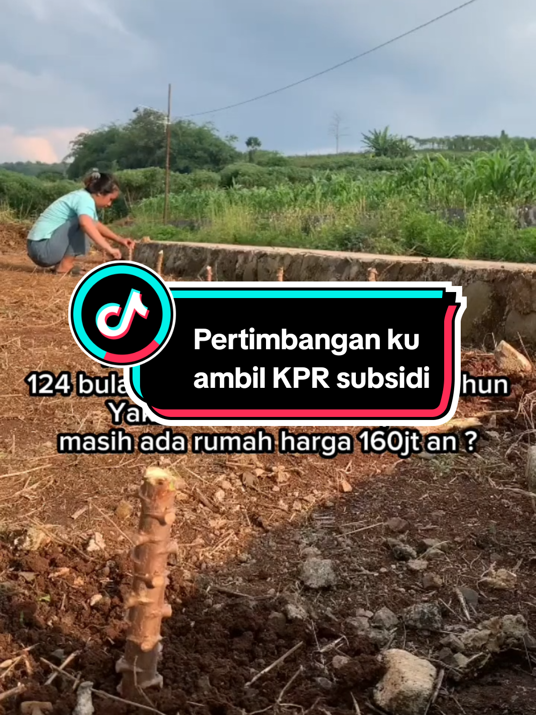 KPR Subsidi adalah jalan ninjaku Menyala 15 tahunku 🔥🔥🔥 Inflasi di konoha setiap tahun naik 2.5% - 3%, bahkan bisa lebih. Otomatis harga tanah, harga material, dan jasa tukang ikut naik yg akan menjadikan harga rumah ikut naik.  Mau nabung 160jt - 200jt berapa tahun ? Rate bunga kpr subsidi di kunci pemerintah +/- 5% per tahun sepanjang tenor pinjaman. Artinya, walaupun Bank Indonesia naikin suku bunga acuan (sekarang BI Rate sekitar 6,5% di April 2025), bunga KPR subsidi tetap aman, tidak ikut naik. Simulasiku gini Angsuran rumah subsidi 1.288.000 x 180 bulan (15 tahun) = 230 jt an Kalau beli cash cuman 160jt an, mau nyisihin gaji tiap bulan 1.3 jt an x 124 bulan = 160jtan. memang hanya butuh waktu 124 bulan atau 5 tahun lebih cepet tapi yakin ga ? Kalau 10 tahun kedepan masih ada rumah harga 160jt an ? Aman gak sih KPR subsudi legalitas KPR subsidi sekarang jauh lebih ketat. Ada proses appraisal dan pengecekan sertifikat ke BPN. Karena bank juga ga mau menerima jaminan yg bermasalah. artinya sertifikat bisa di jaminkan di bank bisa mengurangi resiko legalitas kedepannya Dengan angsuran 1.280.000 perbulan hingga 15 tahun itu, menurutku lebih ringan dari pada mengejar harga rumah dan tanah yg terus naik setiap tahunnya. KPR subsidi ini sebenernya solusi buat kaum UMR sepertiku yang pengen punya rumah  #kprsubsidi #rumahsubsidi #rumahmurah #rumahsubsidi21/120 #renovasirumahsubsidi 