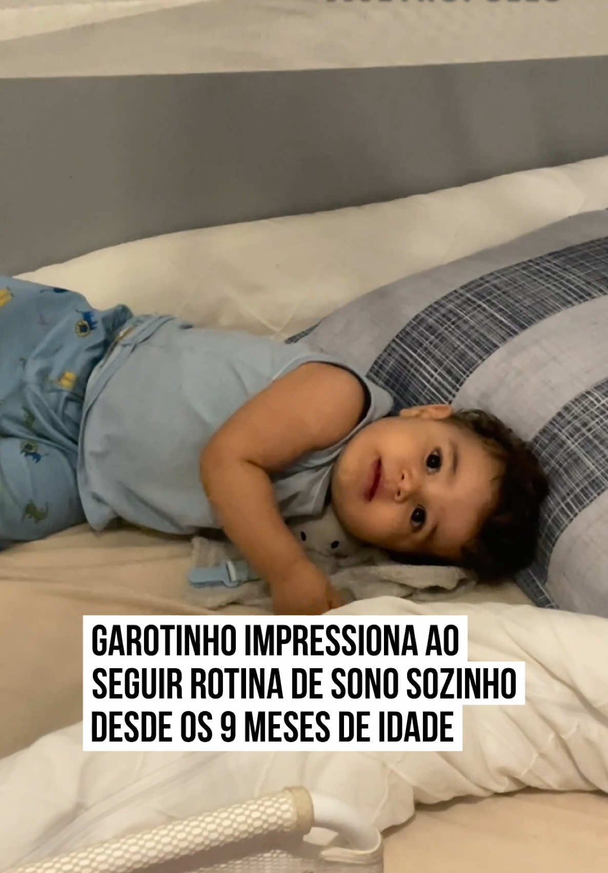 👶💤 O pequeno João Lucas nem completou um ano de idade, mas já possui uma #rotina de sono regrada. Com somente nove meses, o garotinho possui autonomia de ir para a cama sozinho. Não contente, o #bebê liga o #ventilador, bota a chupeta e se prepara para tirar aquele cochilo gostoso, isso tudo sem qualquer pessoa pedir. #EntretêNews Certeza que é o sonho de muitas mães por ai, né? 📹 @dra.rayssamota (ig) | @myhoodbr