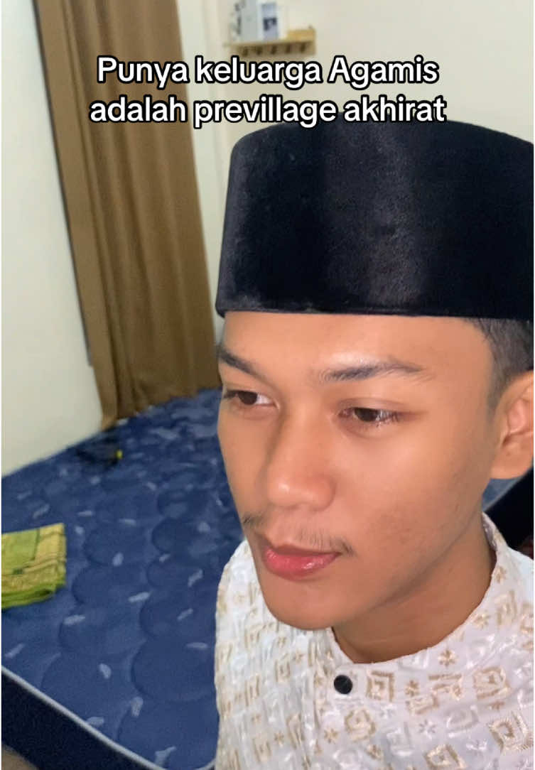 Aku bersyukur tumbuh di tengah keluarga yang menjunjung tinggi nilai-nilai agama. Di saat dunia makin bising dengan hal-hal yang menjauhkan, keluargaku justru jadi tempat pulang yang selalu mengingatkan pada arah yang benar. Punya mereka adalah nikmat besar dari Allah yang nggak bisa aku hitung dengan kata-kata. #motivasi #katakata #quote #quoteislami #santri 