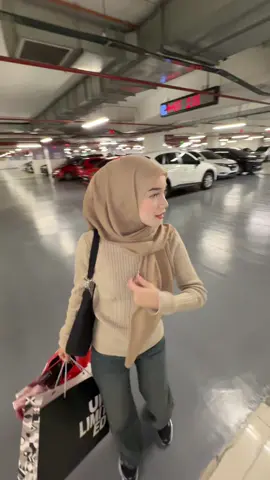 perlukan 2 org bodyguard tolong bawakkn barang princess 😌 @ladybossmoonn 