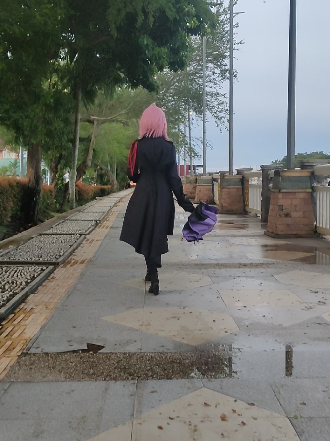 why is this umbrella so annoying! #cosplay#hoshinotakanashi#terror#fyp#bluearchive#cosplayer#indonesia 