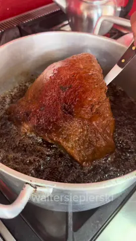 CHÃ DE FORA COM POLENTA, BORA ? Ingredientes da carne: Chã de fora  Alho Pimenta do reino Sal Óleo  Cebola Cebolinha  Ingredientes da Polenta: Fubá de milho Água Alho Cebola Sal . . . #comidaraiz #comidacaseira #receita #food #almoço #chãdefora #polenta 