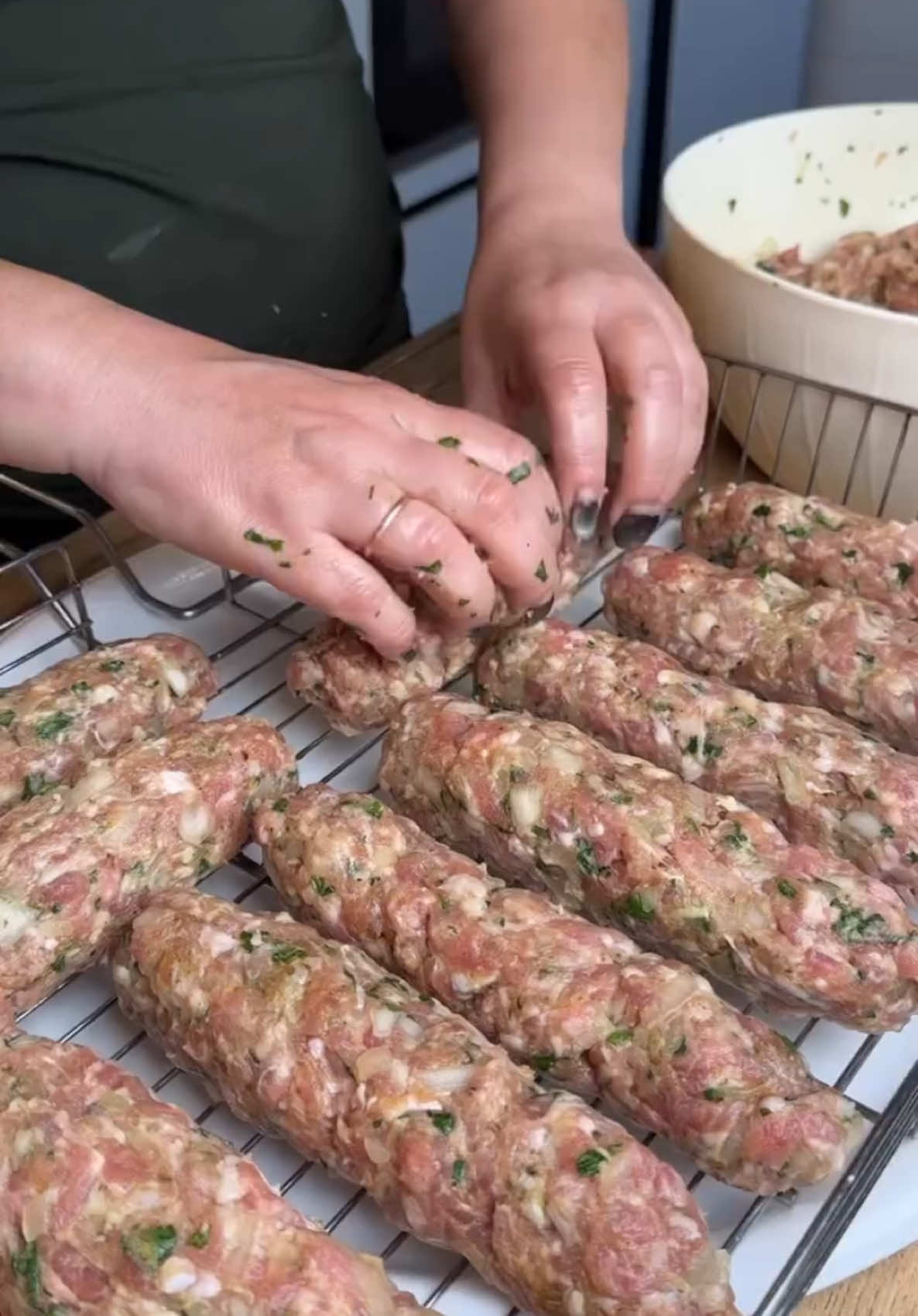 Ленивые люля, от которых все без ума!🤤 Ингредиенты: 🔸фарш свино-говяжий 2 кг 🔸лук репчатый 2 шт 🔸кинза 1 пучок 🔸соль и специи для люля-кебаб Лук и кинзу измельчить, все ингредиенты перемешать, сформировать люля, уложить на смазанную подсолнечным маслом решетку. Готовить на мангале по 10-15 минут с каждой стороны.