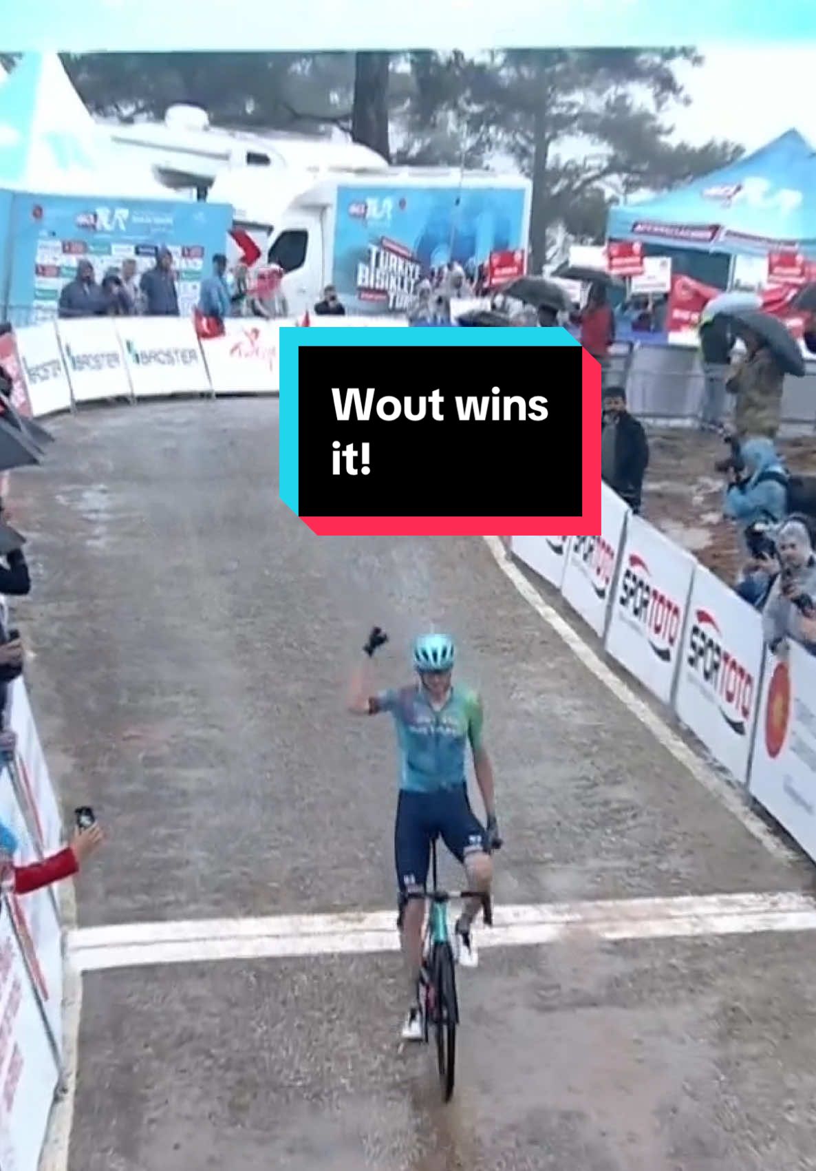 WOUT WINS IT! Wout Poels powers to the line to take the Queen stage of the Tour of Türkiye.  #cycling #roadcycling #astana 