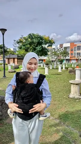 Bibir anak pecah-pecah panik❌ Bibir anak pecah-pecah santuy✅ Soalnya panas dalam itu kita gak tau kapan bakal datang. Makanya bunda selalu sedia @Bambi Baby  Vegan Lip Balm.  Selain bisa untuk bibir pecah-pecah, bisa juga untuk kulit kering 🤏 mantab pokok nya bermanfaat untuk segalanya