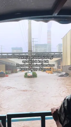 jika sudah menanamkan sikap berjuang hujan badai pun bukan alasan untuk berhenti melangkah#fyp #iwiphelmkuning #katakata #iwipbanjir 