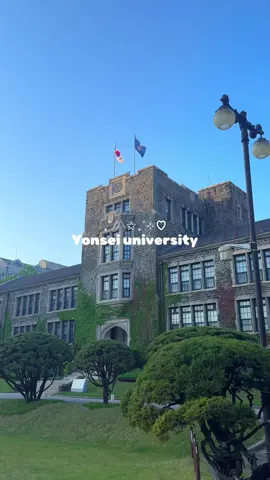 Университет Yonsei в Сеуле🇰🇷 Он такой красивый и большой. Если вы смотрели такие дорамы, как «Истинная красота» или «Мистер М» и много других, то скорее всего видели это место🍀 #southkorea #seoul #seoul #yonsei #yonseiuniversity #dorama #doramakorea #истиннаякрасота 