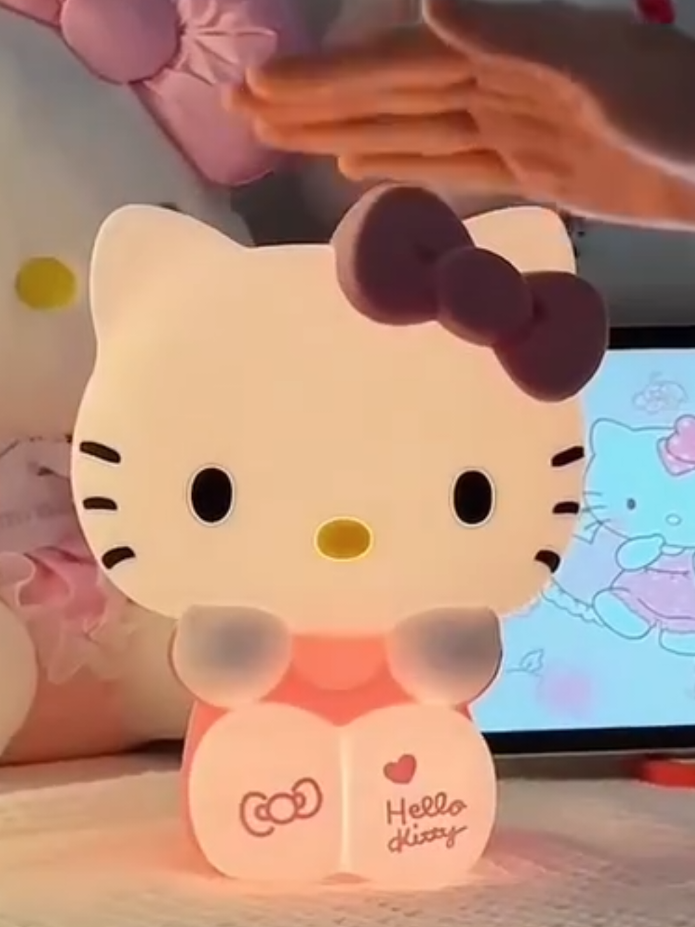 ¡ME QUEDAAA SOLO 1!🤯😳 Lámpara de goma Hello Kitty 🩷 #kittylovers #perú  IG. @gabrielastore.pe WhatsApp 923887337 Envíos a todo el Perú 🇵🇪 . . . #hellokitty #kittylover #fyp  #peru🇵🇪 #kitty #sanriogirl  #kittygod_cn  #kittycat #kittychicha #limaperu🇵🇪 #limaperu #limaperú #lima #huancayo #huancayoperú #huanuco_perú❤️ #huanuco #juliaca #chiclayo_peru #junin #iquitos_peru🌴🌴♥️♥️♥️♥️ #iquitos #piura #piuranitabonita❤️ #trujillo #trujilloperu🇵🇪 #trujilloperu #arequipa #andahuaylas #andahuaylas_apurimac_perú #apurimac #chiclayo #fypシ゚ #chiclayoperu🇵🇪❤ #fypツ #cajamarca_perú🇵🇪 #cajamarquinabonita🇵🇪 