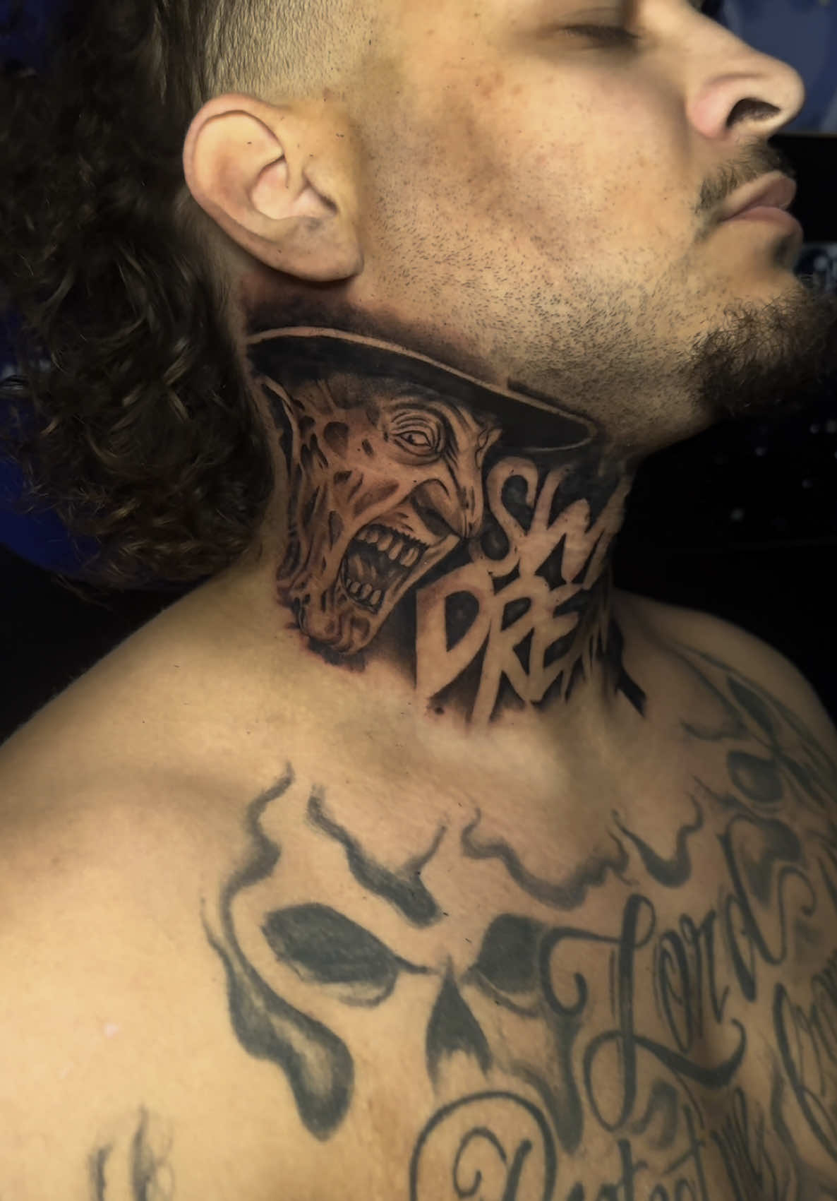 “SWEET DREAMS😈🦅🔥RATE THE PAIN 1-10 ⬇️“ 🔌🫡 #worksbyjoe #fyp #tattooartist #4up #4ypシ #tattootiktok #inktok #horrortok #horrortattoo 