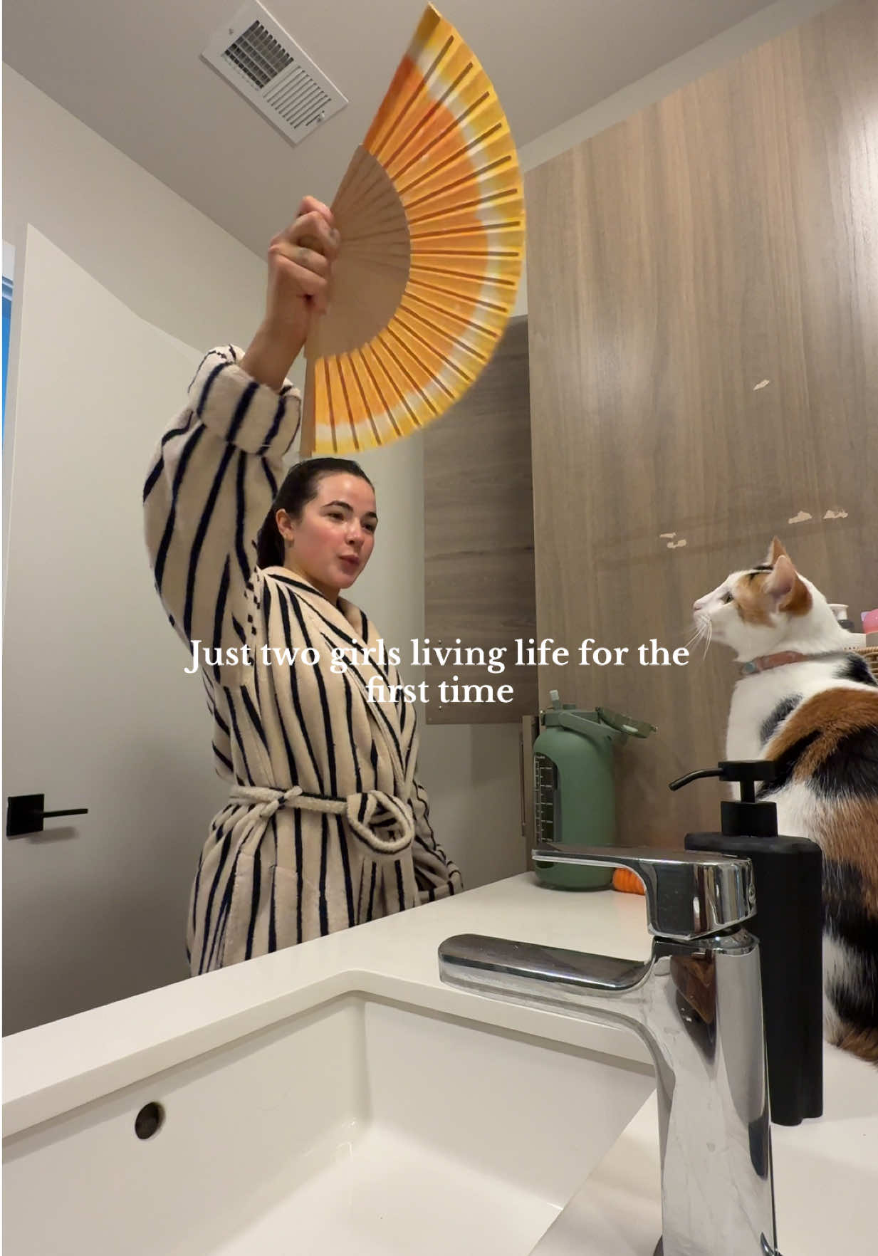Our daily dance & jam session🫶🏻  #catmom #MomsofTikTok #BeautyTok #skincare #gettingready #arianagrande #fyp 