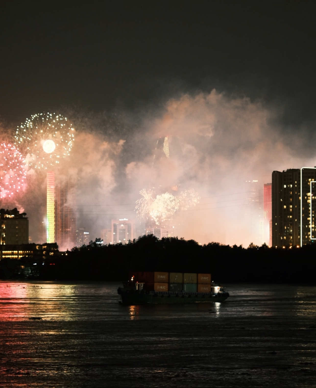 Thành phố Hồ Chí Minh Pháo hoa kỷ niệm 50 năm ngày Giải Phóng Miền Nam thống nhất đất nước 30/4 🇻🇳 Tuyệt đẹp luôn mọi người ơi #phaohoa #firework #kyniem50namthongnhatdatnuoc #50namgiaiphongmiennnam🇻🇳 #30thang4 