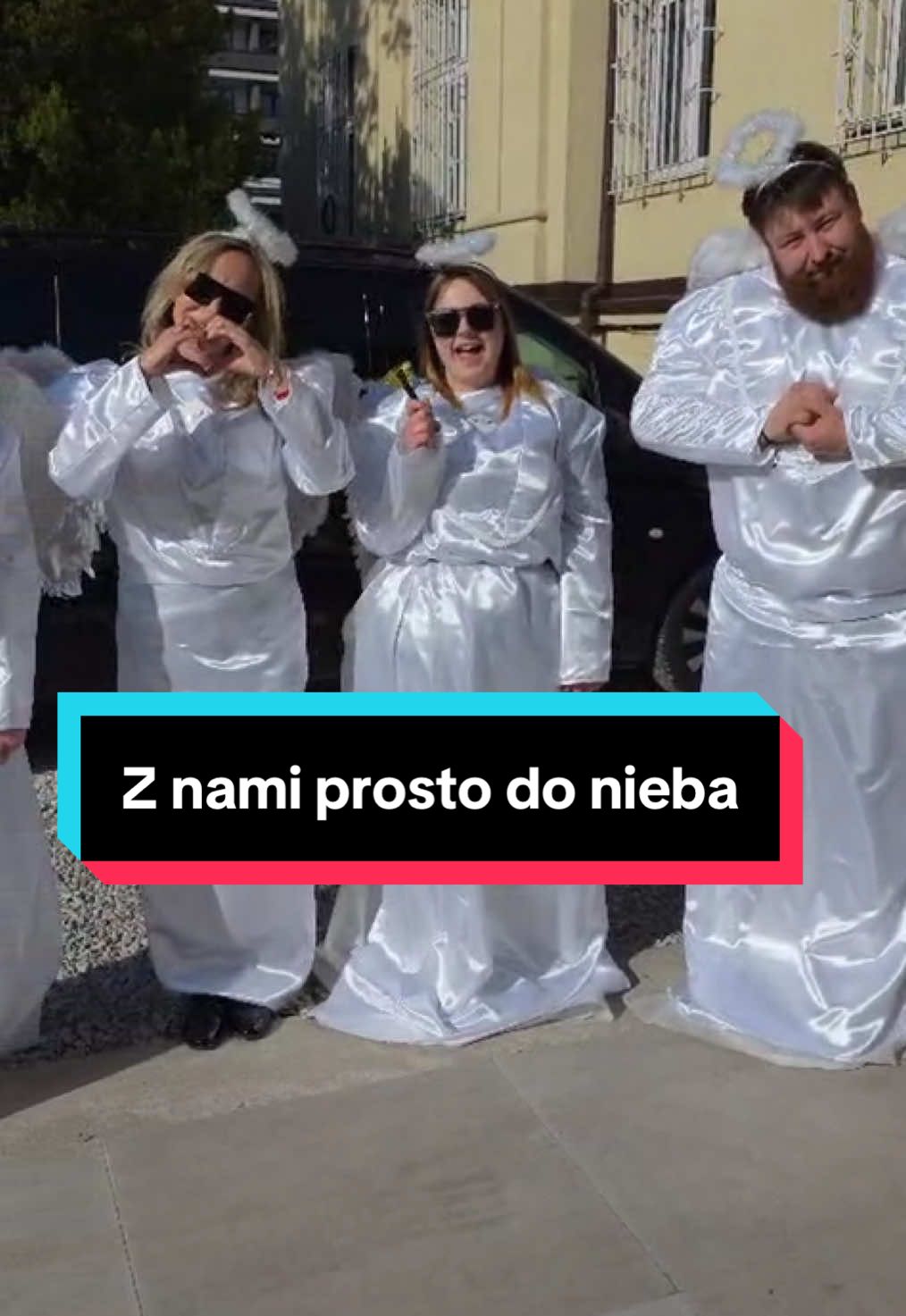 Niezmiennie możecie na nas liczyć 24/h Kupiliśmy nawet wyjątkowe stroje.  Szczególną uwagę zwraca jednak strój szefowej. Proszę docenić to eleganckie szczegóły. 