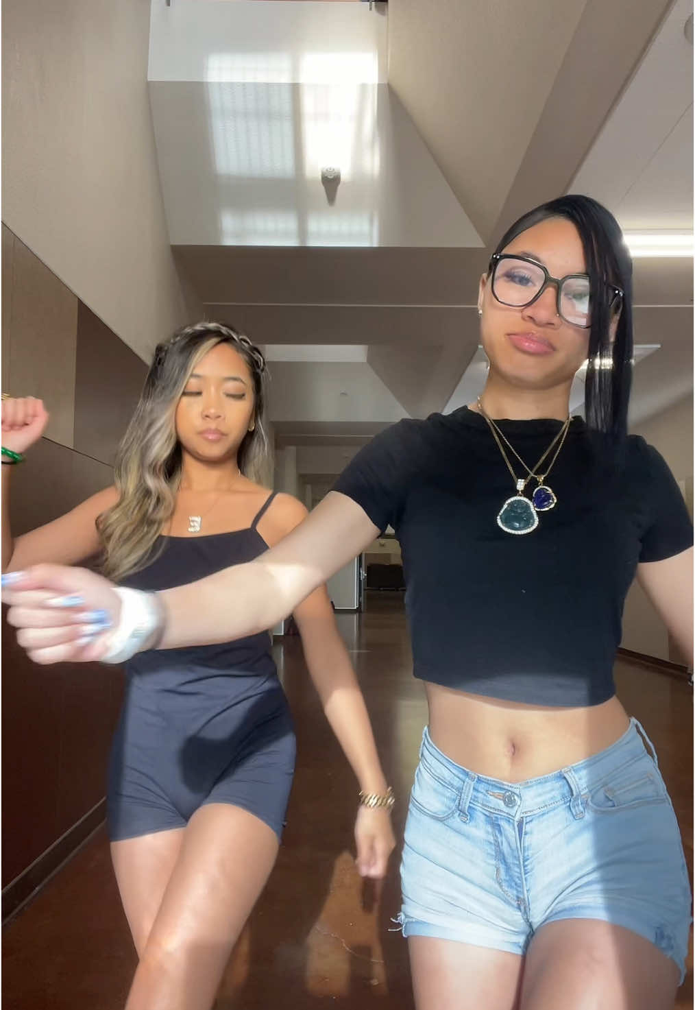 bow bow 😎 #foryouu #fyp #foryoupage #foruu #viral #xyzbca #dance #southeastasian #viraltiktok #asian #foru 