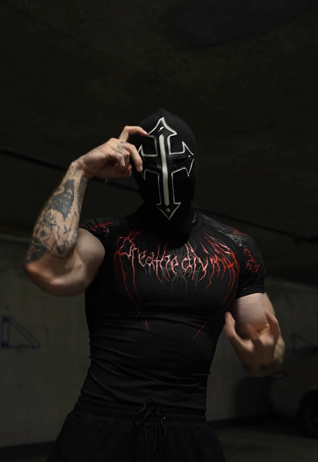 WAAAAAAA New @Breathedivinity shirt 🤩 CODE APEX 10% Mask from Roycastro_official .. .. #gym #motivation #gymvillain #gymaesthetic 
