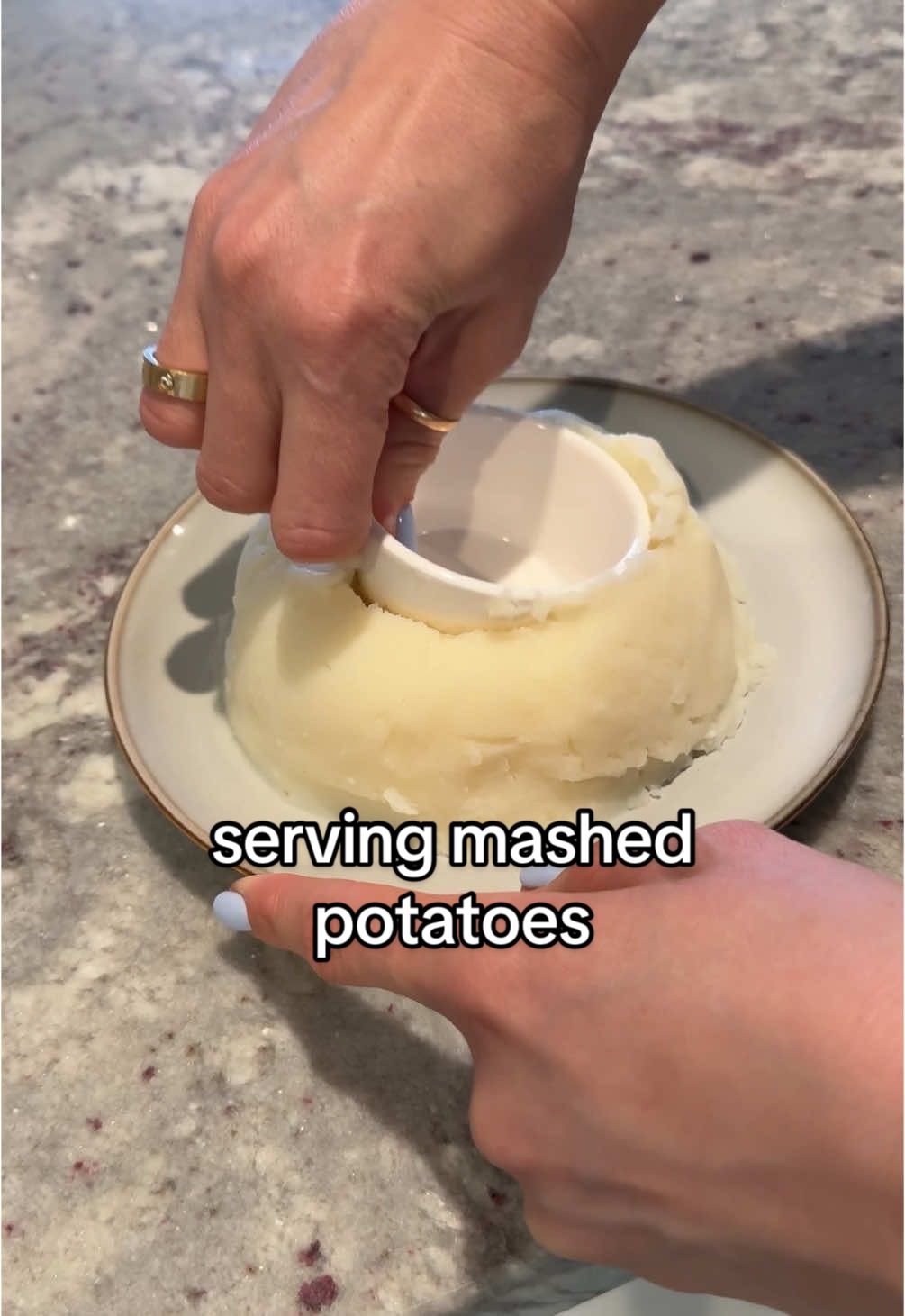 serving mashed potatoes #foodhacks #CookingHacks #cookinghack #cookingtips #cooking #foodies 
