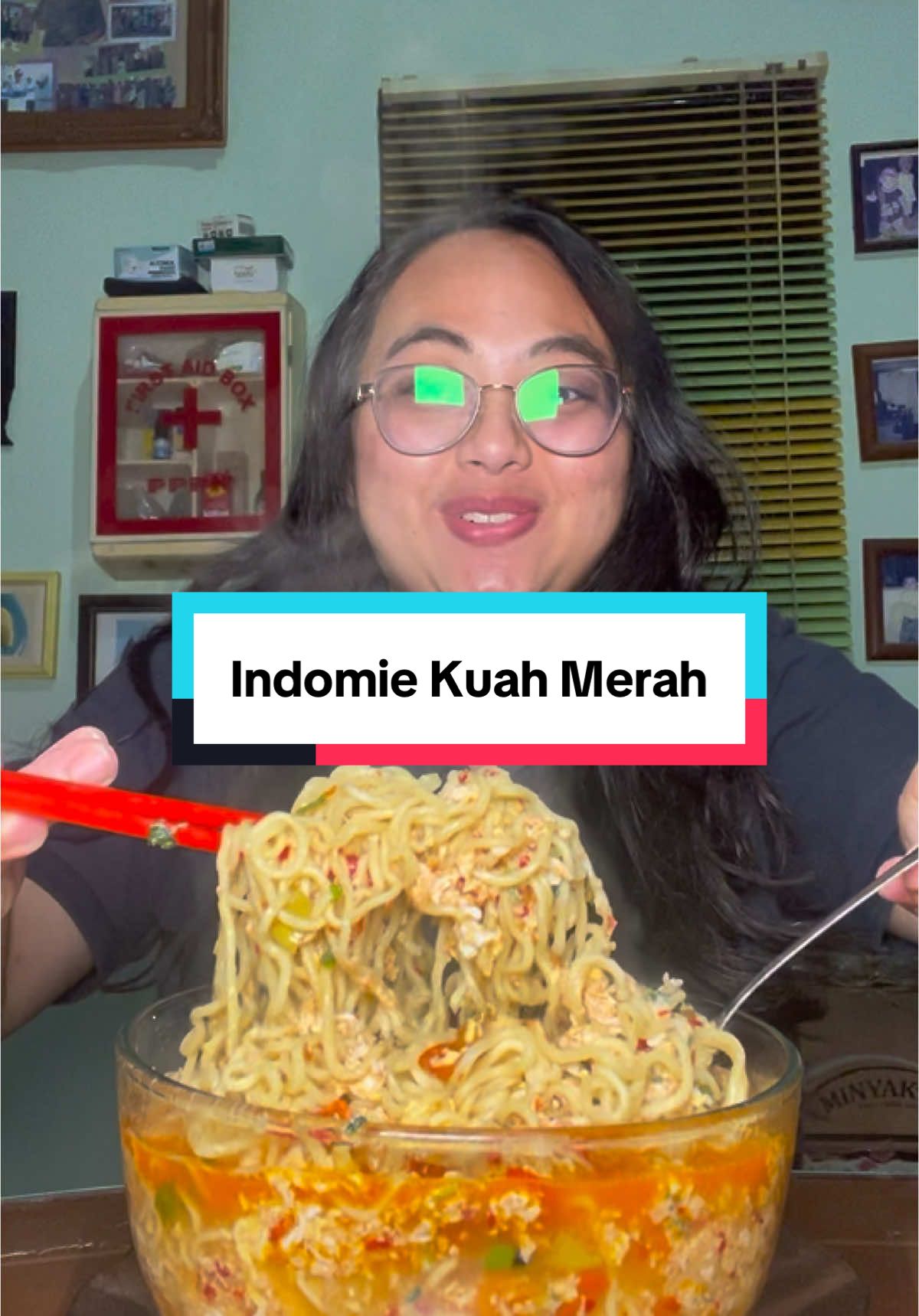 Akhirnya makan indomie kuah merah dimasakin mamaku #mukbang #fyp 