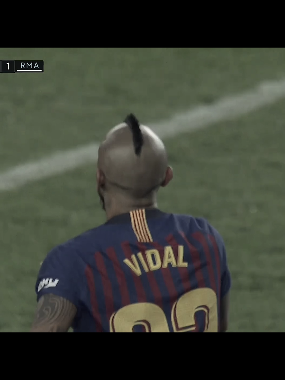 خمسة وخميس 🖐🏻😂✨ #فيدال #Vidal #fyp #foryou #Flick #fcbarcelona #laliga #championsleague #barcelona #viscabarca🔴🔵 #فيسكا_برسا_دائماً_وابداً🔵🔴 