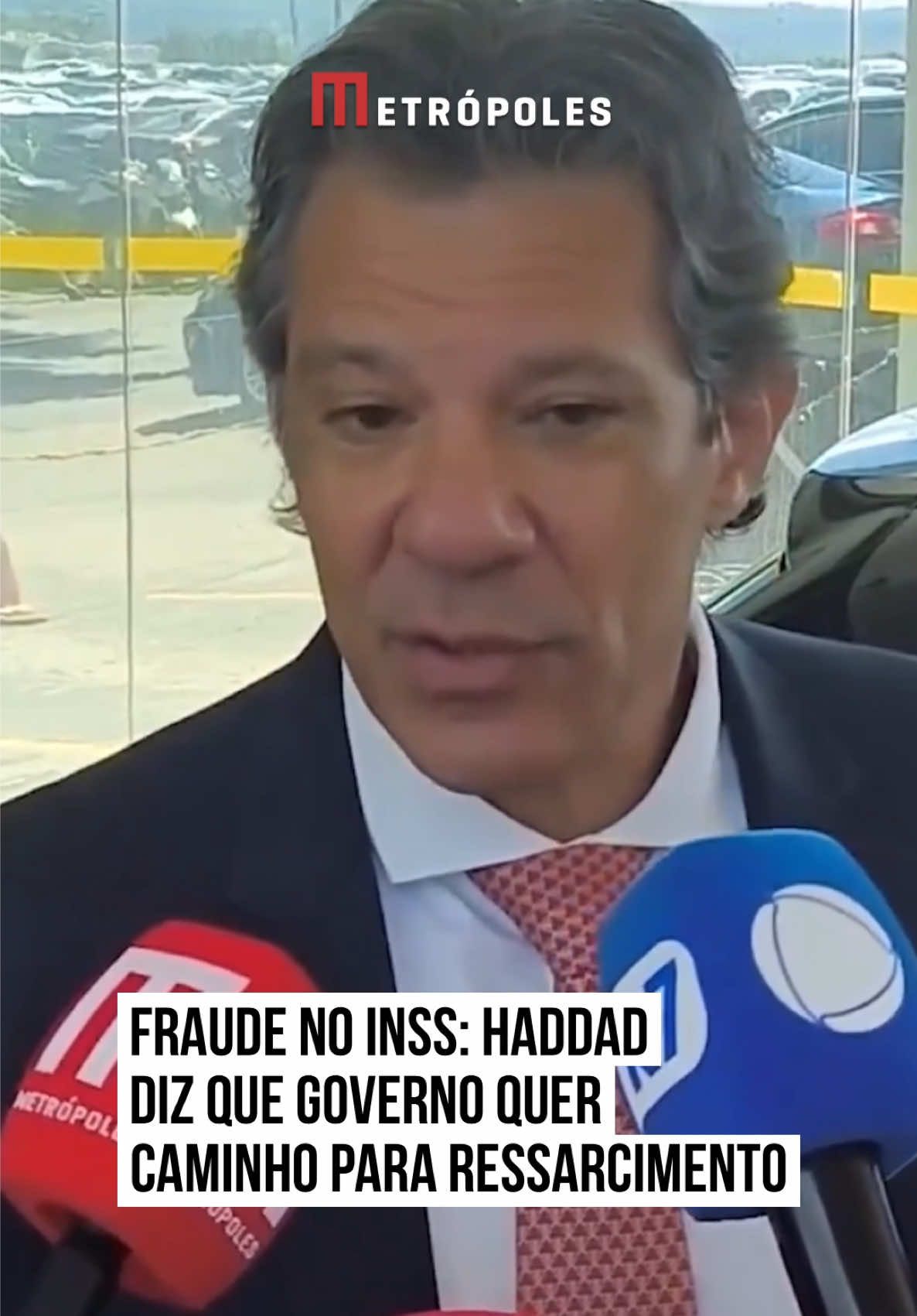 O ministro da Fazenda, #FernandoHaddad, afirmou, nesta quarta-feira (30/4), que o governo federal busca caminho para ressarcir os prejudicados pela fraude que desviou dinheiro de aposentados e pensionistas do Instituto Nacional do Seguro Social (INSS). O esquema foi revelado pelo Metrópoles. “A orientação do governo é, evidentemente, reparar o dano causado pelas pessoas que foram responsabilizadas pelo que aconteceu. Mas a maneira de fazer (…) ainda não está formatada. Até ontem não estava”, disse. De acordo com o ministro, “vamos encontrar o caminho para isso, porque essas pessoas foram lesadas. Nós precisamos encontrar o caminho de #reparação”. Segundo Haddad, essa verificação depende “da apuração do que de fato não foi autorizado”, no caso dos Acordos de Cooperação Técnica (ACT) cobrados indevidamente nas folhas de pagamento dos aposentados e pensionistas. “Tem as reclamações que foram feitas ao longo desse período, foram formalizadas. Mas há um conjunto de aposentados que não formalizaram queixa, mas teriam direito se demonstrado que o débito foi feito indevidamente”, completou. #tiktoknotícias  🎥 Metrópoles