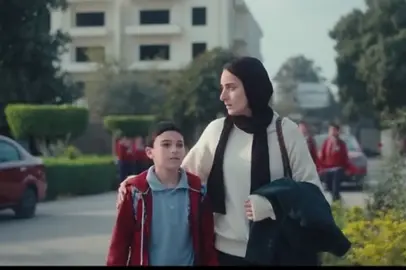 من التهجم للفهم… الدراما اللي بتغير  فاكرين مسلسل “لام شمسية”؟ فيه مشهد صعب الناس تنساه… الطفل اللي اتعرض لتحرش وبدل ما المجتمع يحتويه  الأطفال هاجموه في المدرسه ودق ناقوس الخطر المسلسل ما اكتفاش بعرض المشكلة ده واجهنا بحقيقة بنهرب منها: إننا ساعات بنلوم الضحية أكتر من الجاني.  لكن الغريب والمفرح إن بعد ما المسلسل خلص ناس كتير بدأت تعيد التفكير وتقول