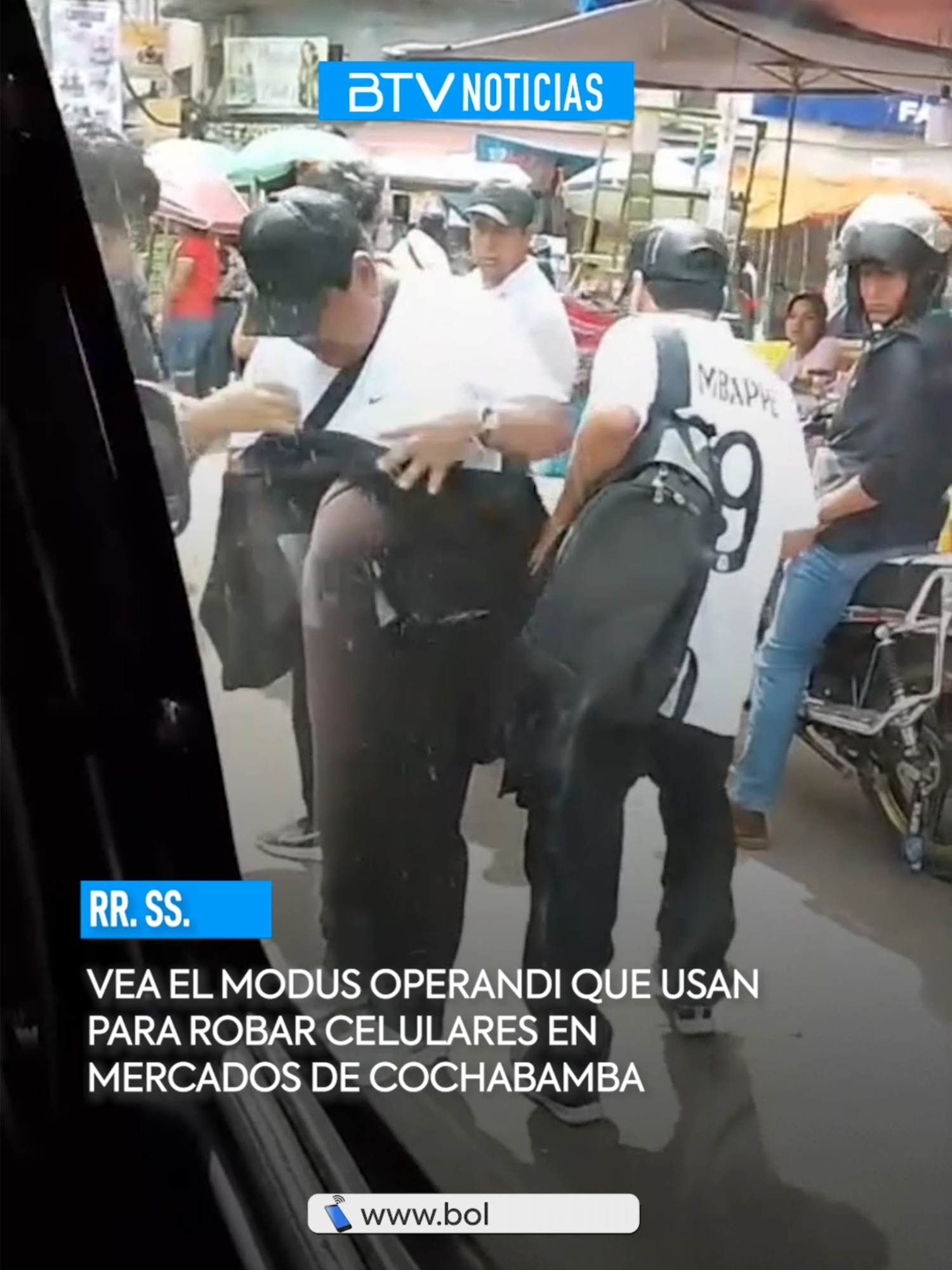 🔍 Vea el modus operandi de delincuentes que perpetran en el mercado #LaCancha de la ciudad de #Cochabamba. 👉 Distraen a la víctima y generalmente trabajan entre dos o más personas. . . #rrss #seguridad #modusoperandi #mercado #celulares #virales #btv #fyp #btvinforma