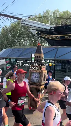 The TCS London Marathon is known for its iconic costumes, especially when worn for a great cause🤩 💙 This is insane and we love it!👊😎🇬🇧 #londonmarathon #tcslondonmarathon #londonmarathoncostumes #london #costumes #marathoncostumes #funny #runners 