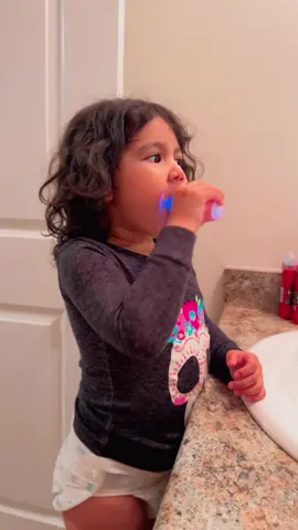 Me encanta 🥰 tiene las dos formas así y con su cepillo 🪥 🥺 ahora si todos los días se va a cepillar 