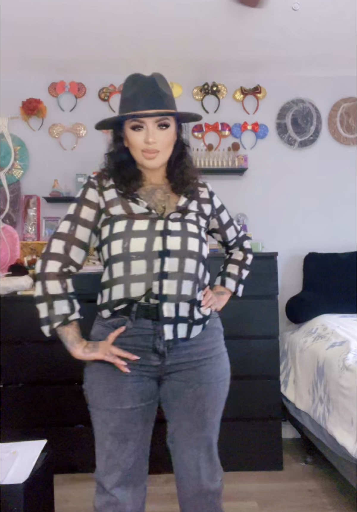 Outfit of the day! Casi me caigo 🤭 first day back in the Salon! @Glamlite #lipkit #twinkies #stylist #vaquera #barber #estiebestie #OOTD #parati #mexicana #fyp #lips #foryoupage #foryourpage #outfitideas  WISH ME A GOOD DAY ⬇️