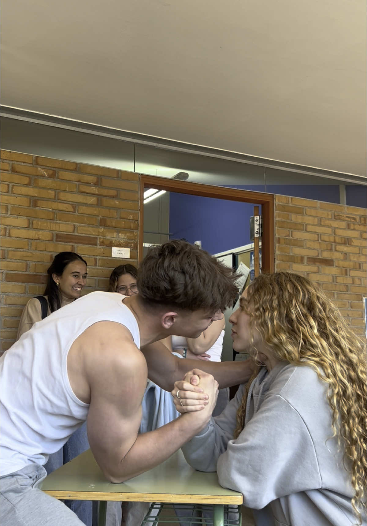 Crees que me ganarías a un pulso? Sigo invicto 😜 #armwrestling #men #beso #enamorar #pulso #kiss 