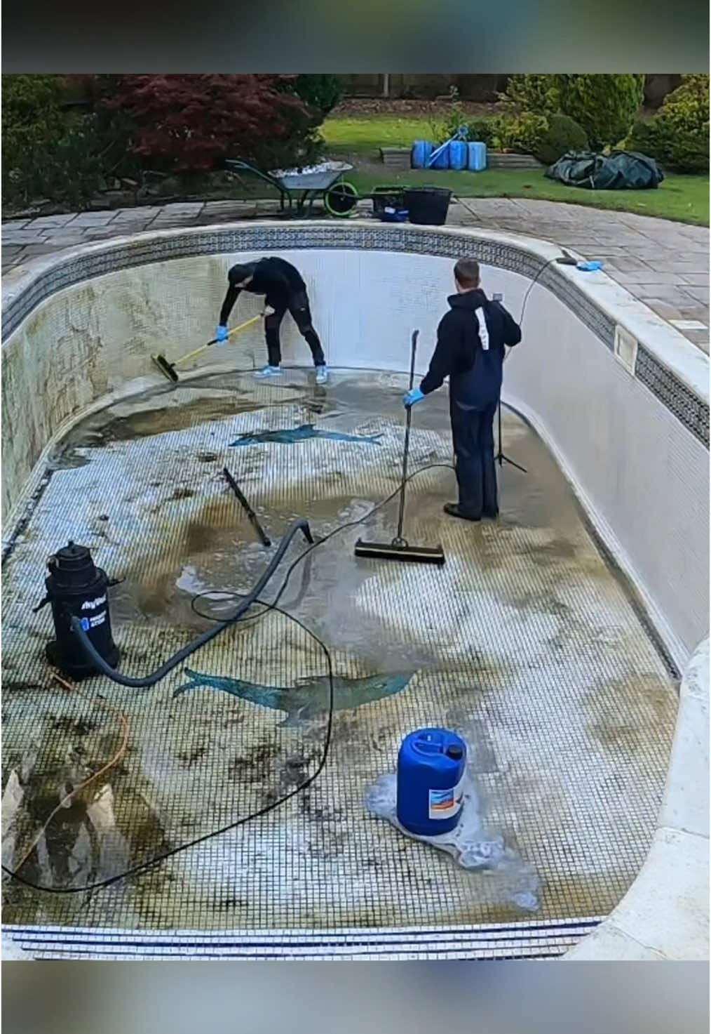 What a transformation on this pool! 😎  #thep00lguy #hollayaboy #satisfying #timelapse 