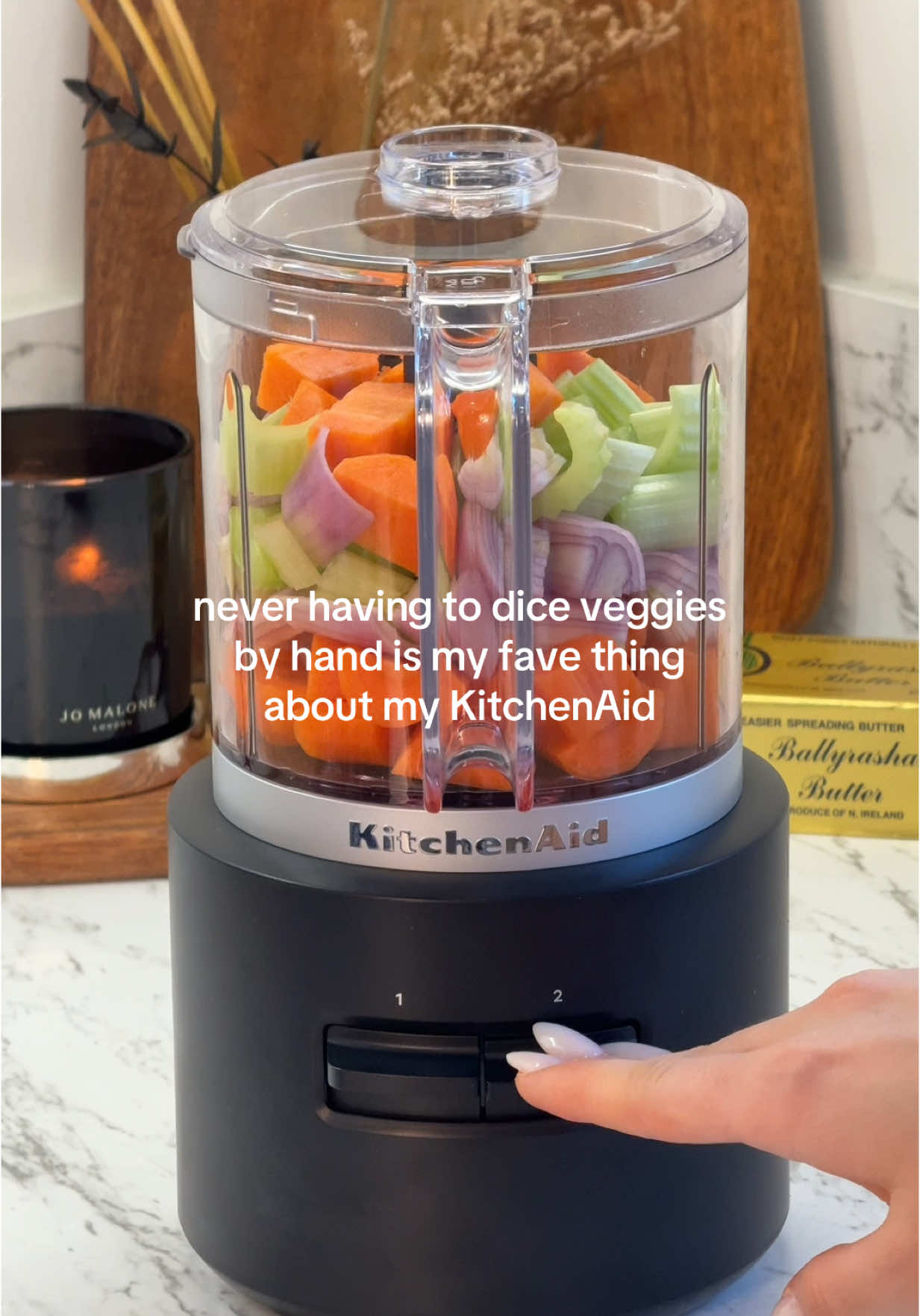 No more hours spent chopping or crying over onions. Prep’s done in seconds thanks to the cordless food processor from @KitchenAid UK 🫶🏼 #kitchenaid #cordlesstools #foodprocessor #lifehacks #KitchenHacks #cooking #timesaver #homecooking #sofrito 