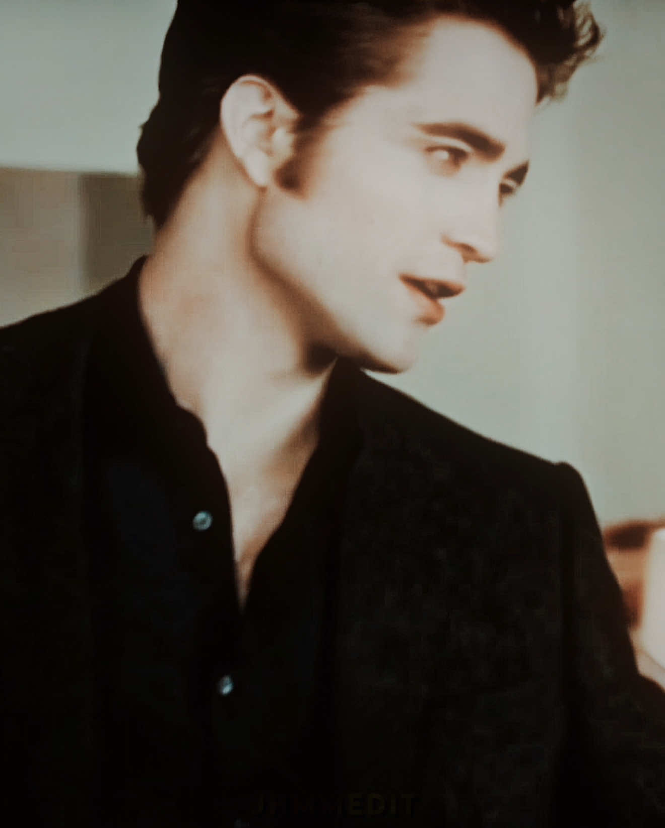 the intro scenE AGSJSGDKS #twilight #twilightsaga #edwardcullen #bellaswan #teamedward #robertpattinson #edit #edits #fyp #foryoupage #foryou #fypシ゚ #twilightedit #edwardcullenedit #twilighttiktok #robertpattinsonedit  #cullen #twilighttok #rpattz #pattinson #edward 