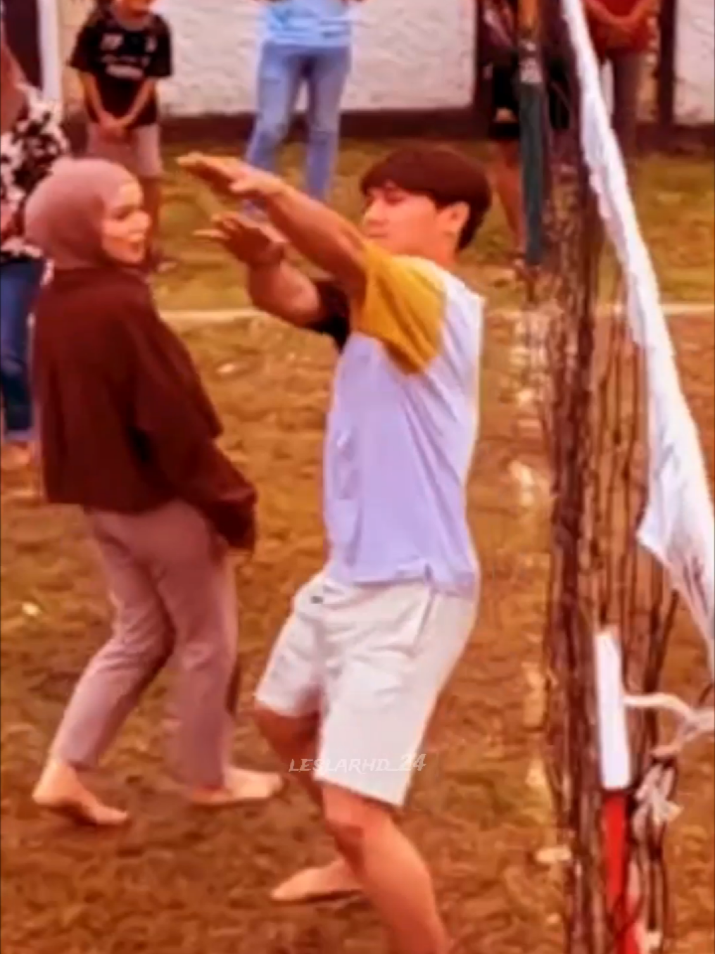 Keseruan LesLar main voli....😅😅  Nonton full nya di youtube LESLAR ENTERTAINMENT  #muhammadlevianalfatihbillar #leshiativanabillar #lestykejora #rizkybillar #leslar 