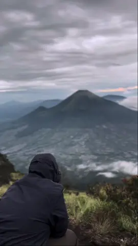 Layaknya cakrawala dan bentala kita adalah dua atma yang takkan pernah diizinkan semesta untuk bersatu bagai arunika. #mtsumbing3371mdpl #sumbingviabatursari #pendakigunung #mdpl #fyp #kenanganterindah 