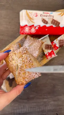 ריבועי קינדר קאנטרי! מצרכים : בצק עלים קינדר קאנטרי ביצה אבקת סוכר אופן הכנה : מרדדים מעט בצק עלים, חותכים את הקצוות שיהיה ריבוע ישר, חוצים באמצע בעזרת סכין/גלגלת פיצה מניחים בכל קצה חתיכת קינדר קאנטרי(4 ריבועים), חותכים לאורך הבצק(משאירים מעט בצק בצדדי הקינדר)ועוטפים את הקינדר עם שארית הבצק שנשארה.מהדקים את הבצק עם מזלג ועושים פסים עם סכין באמצע הבצק. מברישים עם ביצה ומכניסים לתנור שחומם מראש על 185 מעלות כ20 דק או עד שמזהיב. מוציאים, מפזרים אבקת סוכר ואוכלים. -לריבועי שחיתות ניתן להוסיף גם נוטלה/ מטבעות שוקולד. -הריבועים מתוקים בצורה עדינה לכן האבקת סוכר די חובה. - אפשר להחליף את הקינדר בכל שוקולד שאוהבים. - מומלץ לאכול כשיוצא מהתנור. בהצלחה ובתאבון :) #coralcakes🍰