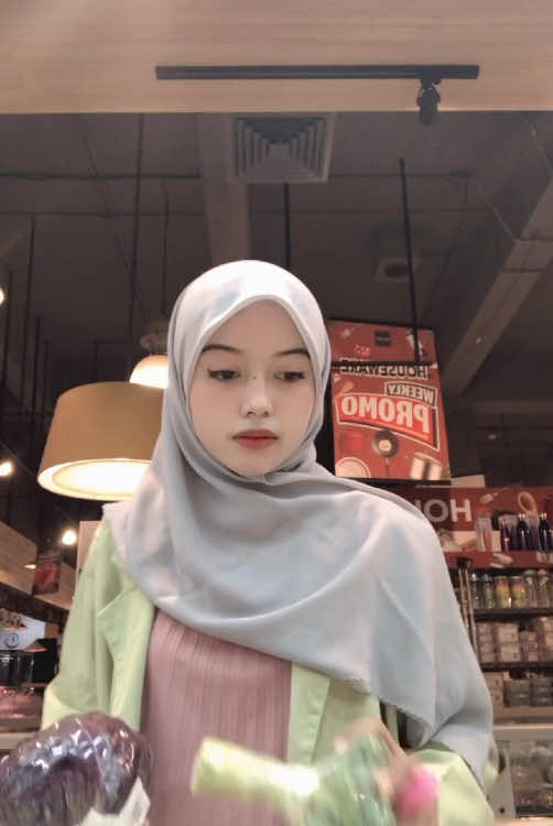 Ya Allah, aku berlindung padamu atas ketidakpastian masa depanku atas keputusan yg keliru, dari ketidak tauanku yg tidak terlihat oleh kasat mata, dari perihnya kenyataan, dari pahitnya kekecewaan, dari pengkhianatan manusia, dan dari cinta yg salah. Ya Allah, aku serahkan jodoh, rizki dan mautku kepadamu. 🤍 #fypシ゚ 