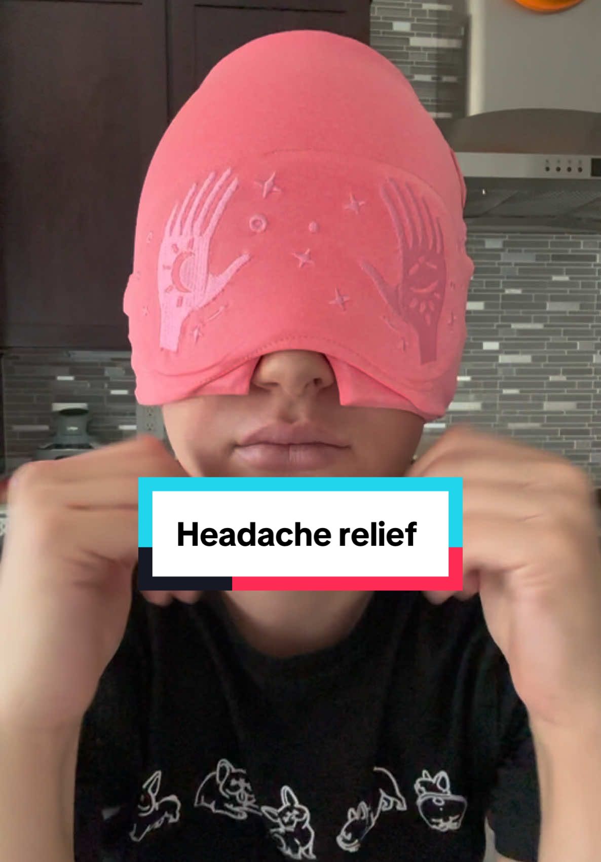 Do you get migraines ? #headachecap #hangoverhat #migraines #migrainerelief #heacdachehat #tensionheadaches #tiktokshopping #coldtherapy 