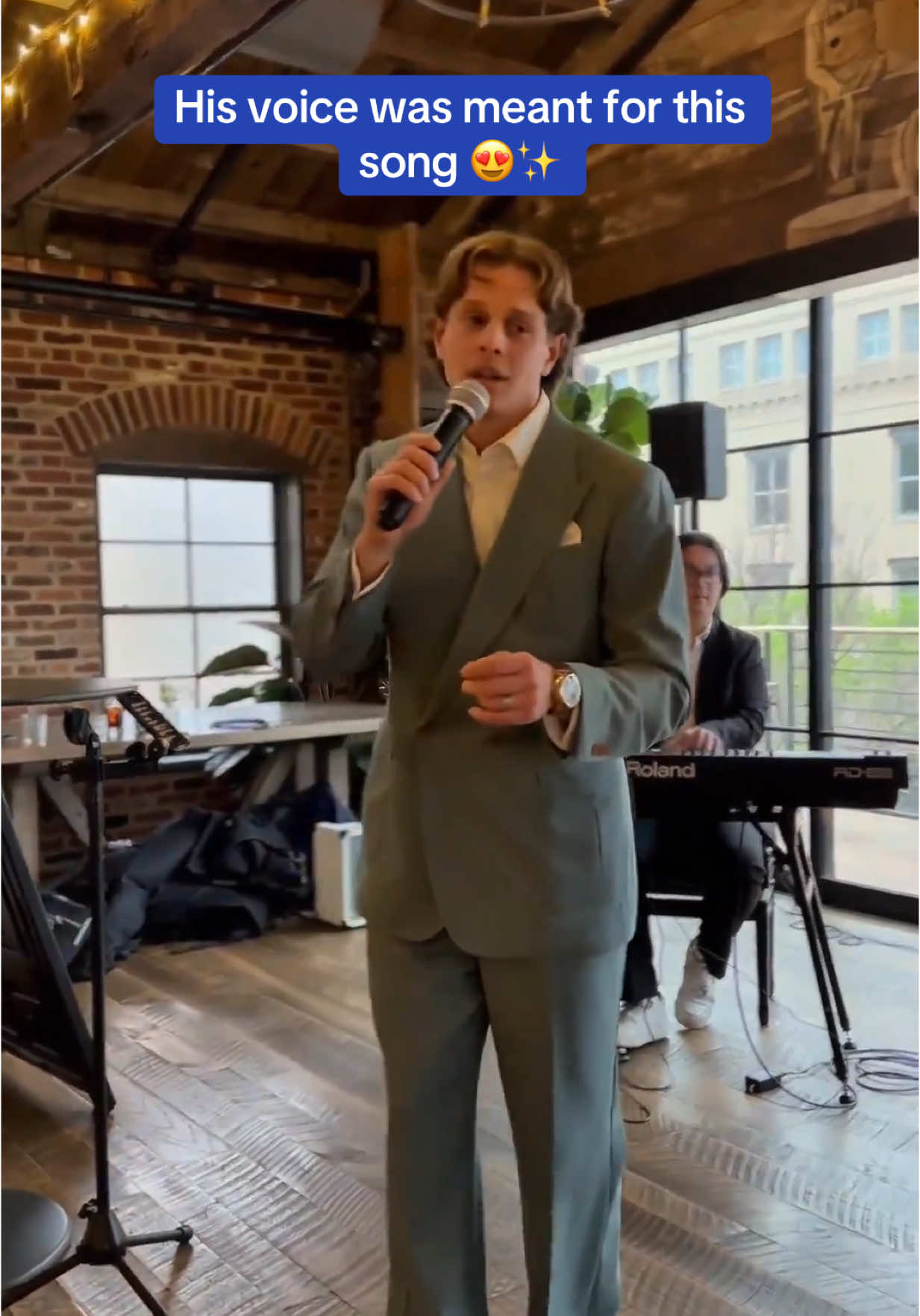 Bringing jazz classics to a new generation 💖 @DanMan phenomenal vocals in his cover of #summertime by #georgegershwin ✨ #jazz #jazztok #throwback #vocals #classic #live #singing 