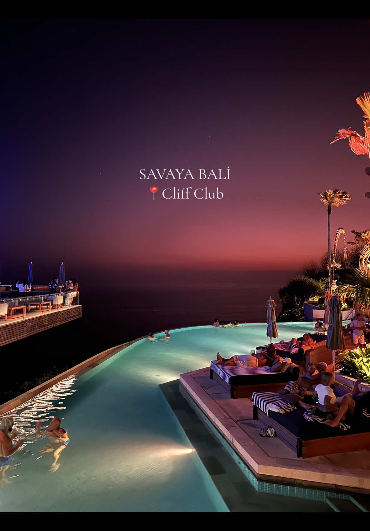 Part 7 | Savaya Beach Club in Bali Hint Okyanusu’nun 100 metre yüksekliğindeki, Bali’nin en popüler mekanlarından biri olan Savaya Beach Club’a geldik. ✨ Bali’nin Uluwatu bölgesinin yemyeşil yamacının zirvesinde, uçurumun kenarında yer alan bu eşsiz beach club, muazzam manzarası, sonsuzluk havuzu ve şık tasarımıyla Bali’nin en iyi beach club’larından biri.  #savayabali #savaya #savayabeachclub #bali #party #beachclub #balinightlife #uluwatu #traveltiktok #mustvisitbali #fypage #viraltiktok #balilife #viral 