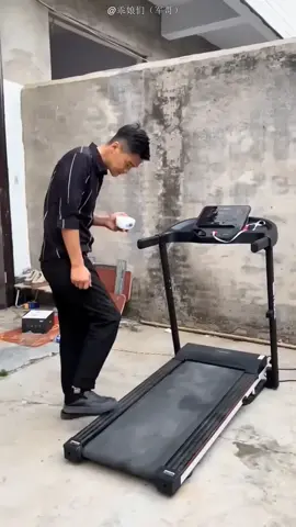 Este chico no puede subir a la máquina de correr 😮