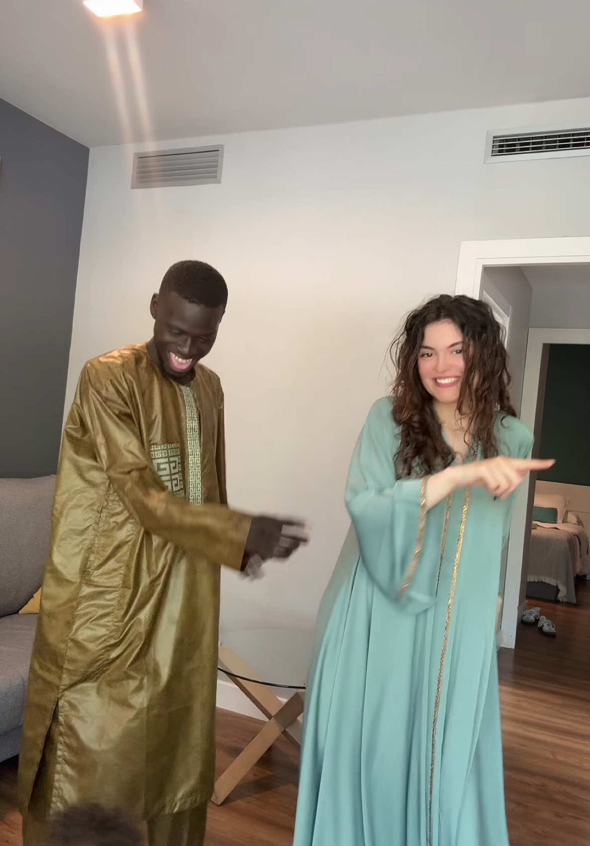 Khalifa también quería una vuelta 💃🏽🤣 #mixedcouple #interracialcouple #parejainternacional #senegalaise_tik_tok #senegal 