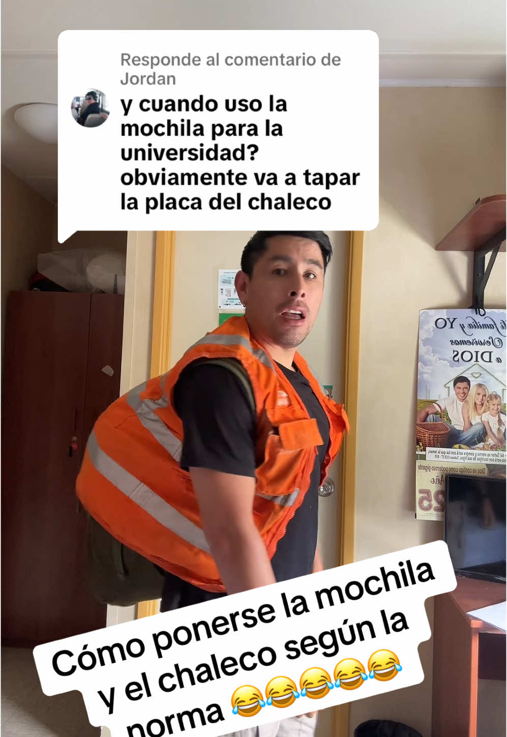 Respuesta a @Jordan cómo ponerse la mochila y el chaleco según la norma 😂😂😂😂😂😂 #humor #noticias #peru #bikerlove #chaleco