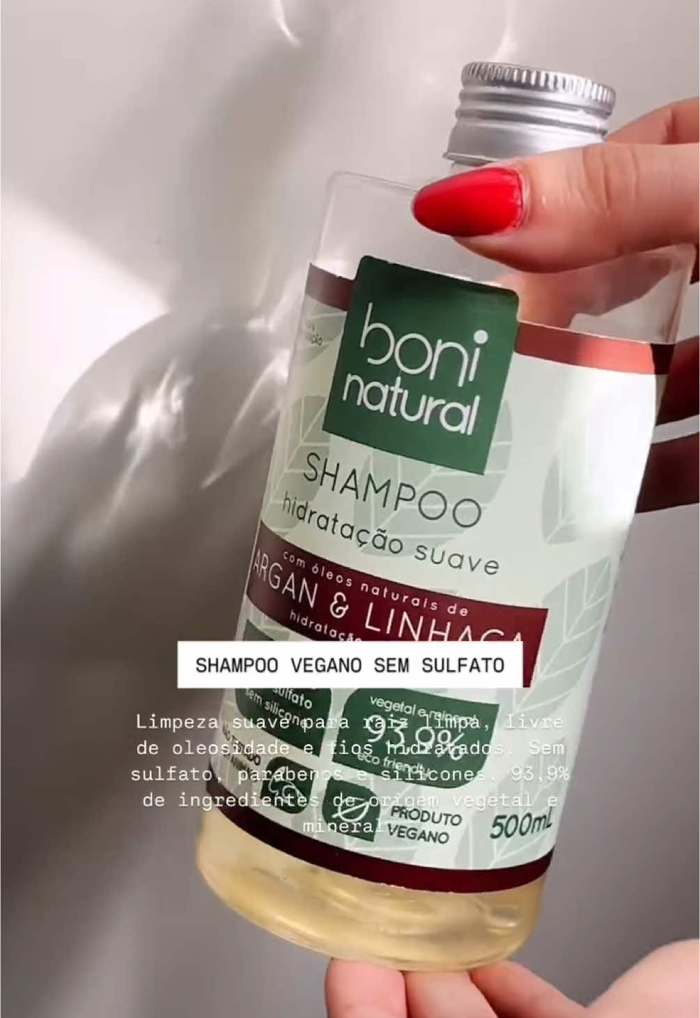Fios limpos, leves e sem sensação de ressecamento? Só com nosso shampoo Boni Natural Argan & Linhaça 💆‍♀️ descubra mais no link da bio! #vegano #natural #natureza #BoniNatural #cosmeticos #cosmeticos #beleza #sustentabilidade 