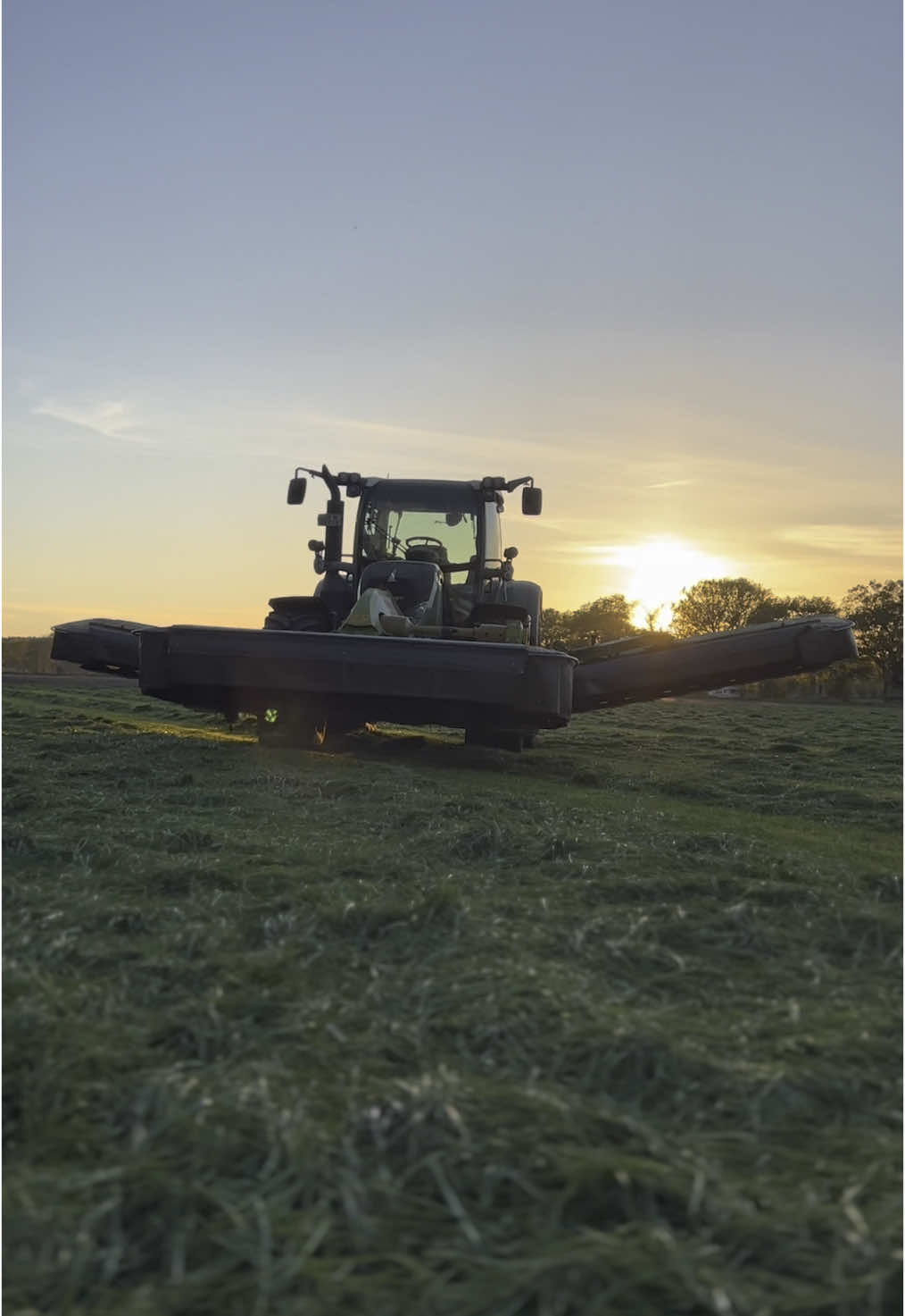 Wenn die Sonne scheint dann musst du mähen ☀️☝🏻#haarengbr #ersterschnitt #mähen #fendt #claasdisco #farmtok 