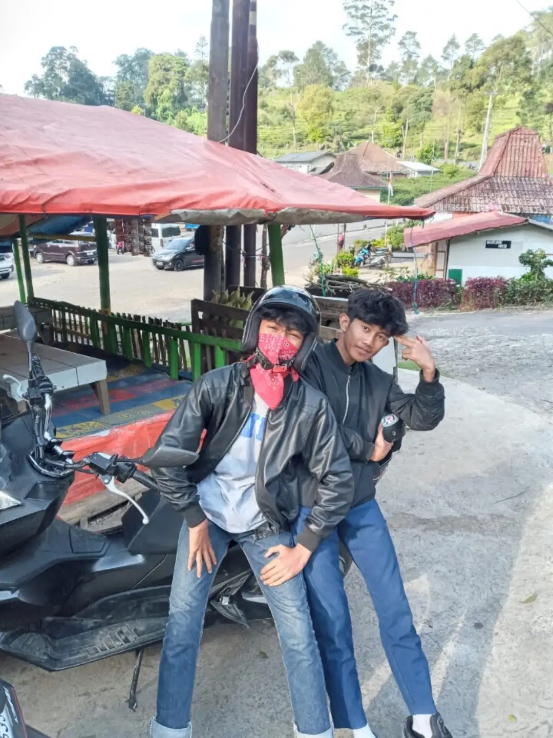 senyum nya pd kmn ya?