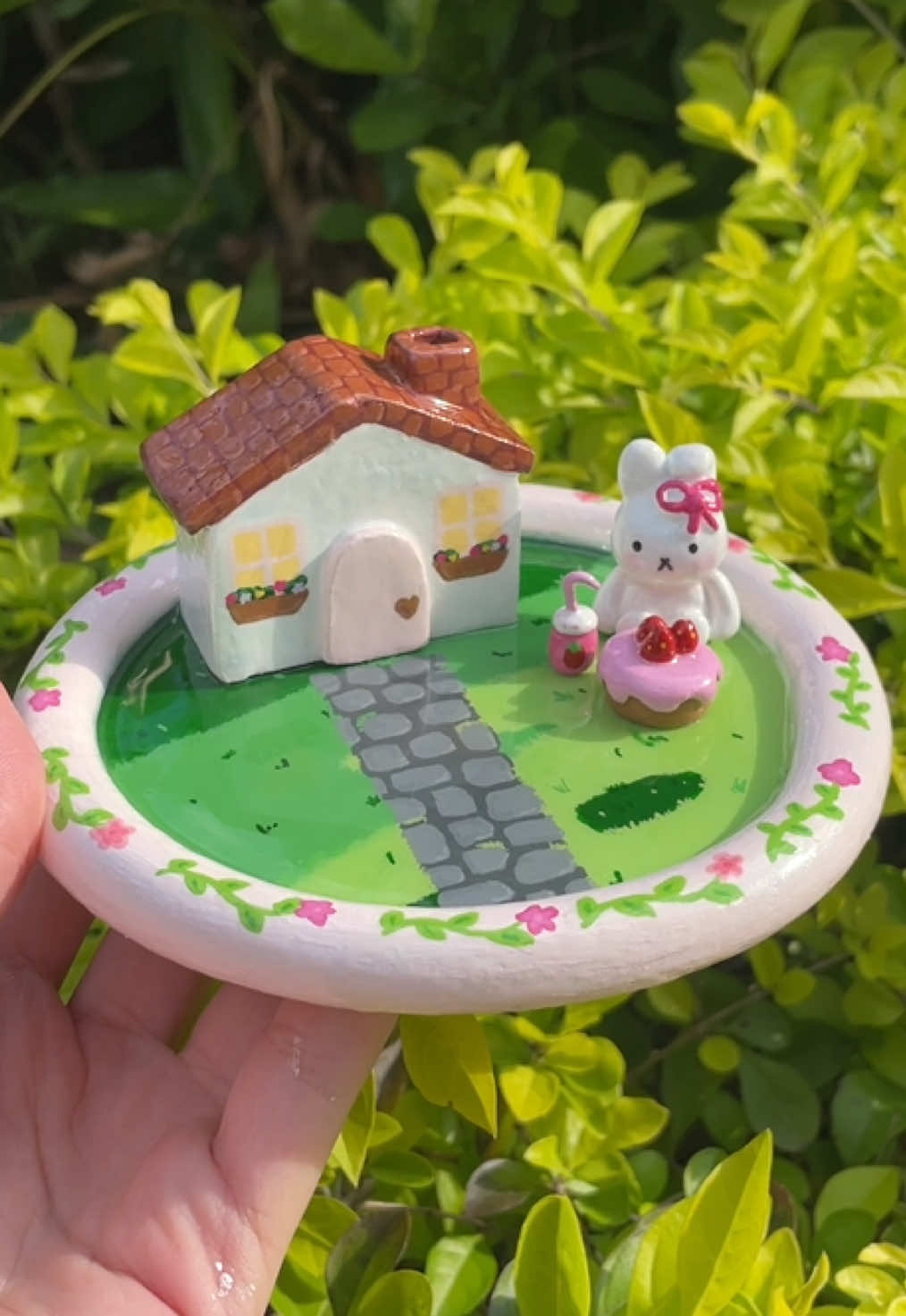 Essa encomenda ficou a coisa mais fofinha ✨  Encomendas eu aceito pelo insta da lojinha que tá na bio ;)  #clayart #ideiaspresentes #presente #ceramicafria #ceramica #kawaiiaesthetic #DIY #pintura #tiktokart 