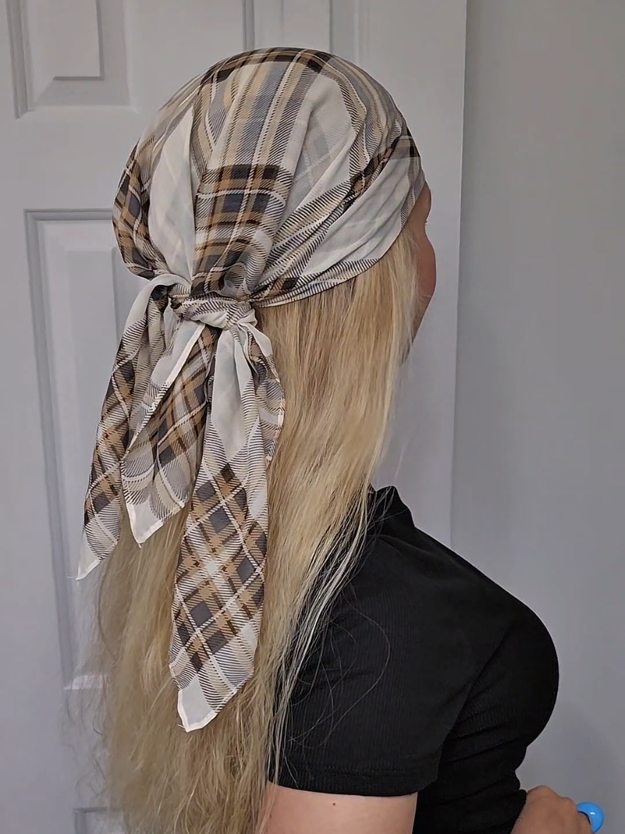 Hack with bandana/scarf . . #bandana #hairstyle  #scarfhairstyles  #fashiontutorial  #summer2025  #summerstyles  #hairhacks   #creatorsearchinsights 