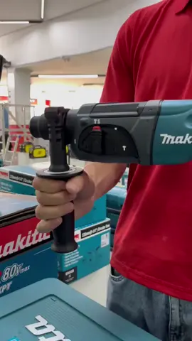 Potência, precisão e resistência: o martelete HR2470 da Makita é ideal para quem leva o trabalho a sério. Na Cordeiro Máquinas, você encontra ferramentas de confiança com o suporte que só quem entende do assunto pode oferecer. 💙 Qualidade que constrói. #Makita #Martelete #CordeiroMáquinas #FerramentasProfissionais #ConstruçãoCivil