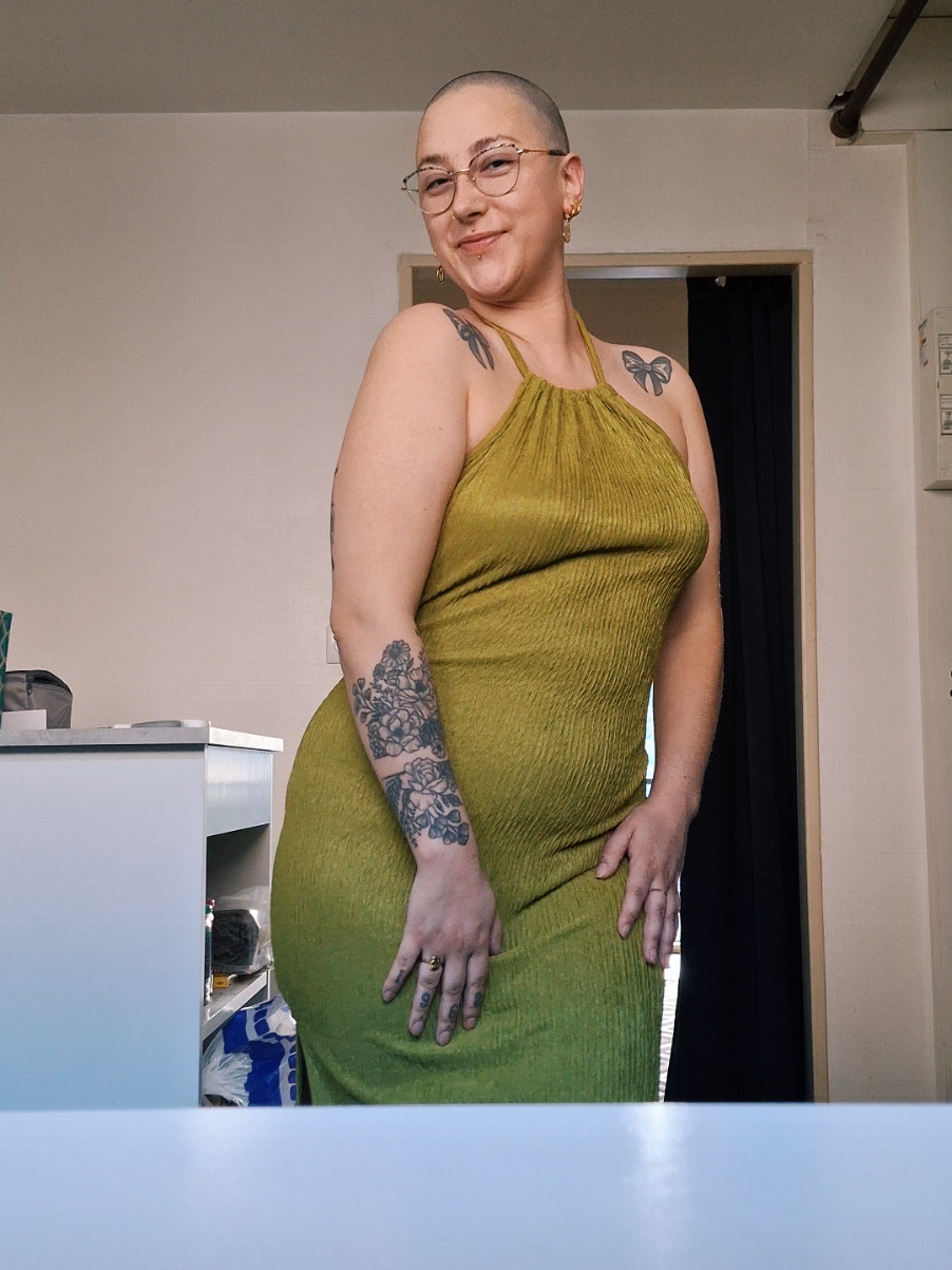 Ça va faire pleurer quelques incels dans les commentaires #shavedheadgirl #biggirltiktok #midsizequeens 